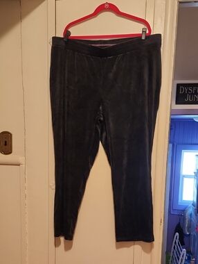 🔥Isaac Mizrahi Black Velvet Cropped Pull-On Pants